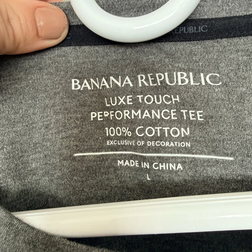 Banana Republic Luxe Touch Performance Tee Men’s Large Gray Crewneck